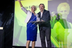 Eesti Võimlemisliidu teenetemärgi saaja Sirje Eomõis ja president Peeter Tishler
